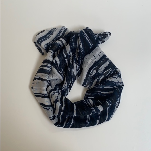 Scraf - Picture 2 of 5